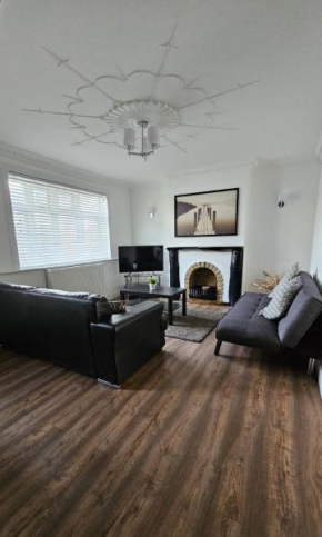 The Crescent, 3 bed house with 2-3 parking spaces, great for contractors and family